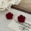 Nuevos pendientes de flor de rosa de flocado color vino tinto Hongyun 2025 pendientes de camelia de felpa joyería para orejas de marea nacional