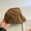 Chapéu Forward de Couro Fosco Estilo Levemente Luxuoso com Bico de Pato para Meninas Outono e Inverno Chapéu de Pintor Quente Retrô Literário e de Alta Qualidade