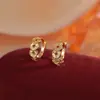 Brincos de cristal de gelo em formato de moeda de cobre, retrô e elegantes, com um toque de luxo, novo estilo 2026, brincos populares, versáteis e únicos