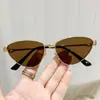 2024 nuevas gafas de sol de metal de moda personalizadas con montura verde pequeña gafas de sol de ojo de gato de moda europea y americana gafas ins