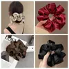Novedoso y versátil scrunchie con bordes rizados y textura satinada, elegante y versátil goma para el pelo