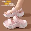 Sandálias de verão novas para mulheres, estilo casal, esportivas casuais, modernas, para atividades ao ar livre e para atravessar riachos, com sola grossa de EVA, que aumentam a altura