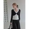Camiseta ummoimom preta com bolinhas, decote V torcido e gola halter, design de duas peças falsas, manga longa para mulheres, design de início de outono, top justo