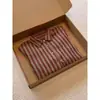 Altamente recomendado! Camisa listrada vermelha com colarinho estilo old money vintage para mulheres, nova camisa de caimento solto para mulheres no outono de 2026