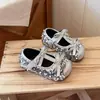Sapatos de Princesa com Laço para Menina 2026 Outono Novo Estilo Lantejoula Couro para Bebê Solado Macio Antiderrapante Sapatos de Bebê Tendência