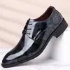 Sapatos masculinos de couro transfronteiriços, tamanho grande, sapatos masculinos de couro de alta qualidade, bico fino, brilhantes, respiráveis, sapatos masculinos de couro para negócios, modernos e versáteis