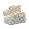 Sapatos Brancos para Estudantes de Verão para Mulheres 2026 Novos Tênis de Malha Respirável para Mulheres Populares com Sola Grossa Aumentadores de Altura Esportivos Casuais