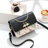 Bolsa Feminina Shichen Estilo Menina Fecho Cisne Estampado Bolsa Quadrada Pequena com Alça de Ombro Larga Intercambiável Bolsa Transversal com Corrente para Mulheres Tendência