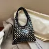 Bolso Nuevo Estilo con Remaches y Correa Ancha para Comercio Exterior, Tendencia 2026 Gran Capacidad Simple Casual Texturizado Bolso Cubo de Hombro Único para Mujer