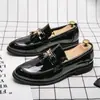 Mocassins masculinos casuais de verniz brilhante com franjas, estilo coreano, slip-on de couro, adequados para negócios, banquetes e casamentos