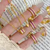 El Mismo Estilo que el Anillo Rose Brillante con Tachuelas de Diamantes Color Arena Dorada de la Tienda Puzuo Gold con Corindón Rojo y Tres Capas de Anillos Completamente Diamantados para el Dedo Índice de Mujer