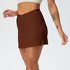 Saia atlética feminina com shorts embutido, apresentando design de cintura cruzada, adequada para treino de badminton, corrida e uso casual