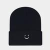Gorro de punto bordado simple con carita sonriente pequeña linda nueva estilo coreano para hombres y mujeres estilo universitario combinable gorro de lana al por mayor