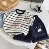 Nuevo Producto de Verano para Bebé: Conjunto Rayado de Dibujos Animados para Niños - Conjunto de Dos Piezas Veraniego para Niños con Camiseta Estampada de Cachorros y Pantalones Cortos de Mezclilla