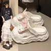 Pantuflas de dibujos animados antideslizantes de suela gruesa con punta abierta, lindas chanclas de playa Hello Kitty para mujer que aumentan la altura, estilo de verano