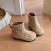 Botas de moda para niñas 2026, diseño retro de lunares, botines para niñas pequeñas, estilo slip-on moderno, botitas tipo Martin para bebé, botas de suela antideslizante