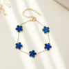Suministro de fábrica pulseras de acero de titanio lucky trébol de cuatro hojas flor de cinco pétalos nácar tendencia europea y americana de lujo nicho sin decoloración al por mayor