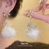 Brincos Pingente de Floco de Neve com Pom-Pom Cravejados de Diamantes Agulha de Prata 2025 Novos Brincos Populares Nicho Elegantes de Alta Qualidade para Mulheres