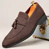 Mocassins Masculinos de Camurça Estilo Britânico com Borla Slip-ons Sapatos Casuais de Couro Versáteis Mocassins de Negócios para Dirigir Homens