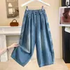 Foto real de jeans de mujer de cintura alta y pierna ancha, pantalones curvos cropped, pantalones casuales ajustados de verano 2026, pantalones balloon cropped