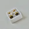 Aretes Mini Gota de Aceite Dorados de Acero de Titanio en Caja Aretes Sencillos de Tornillo Cuatro Hojas Pendientes de Marca Grande