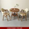 Conjunto de mesa e cadeiras redondas estilo nórdico, luxo leve, adequado para varandas de casa, cafés e áreas de lazer; uma pequena mesa redonda com duas cadeiras