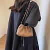Bolso popular de este año bolso de mujer 2023 nuevo diseño nicho bolso de hombro de cadena textura versátil explosión bolso cubo