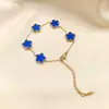 Pulseira Flor de Cinco Pétalas em Aço Titânio Dourada Pulseira Feminina Luxo Leve Simples Banho de Ouro 18K Joia de Aço Inoxidável