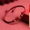 Pulseira da Sorte com Amuleto de Trevo de Quatro Folhas de Cinábrio Natural, Tecida com Fio Vermelho, Pulseira de Flor de Cinco Pétalas para Estudantes do Ano do Zodíaco, Estilo Chinês