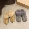 Sandalias planas de estilo retro, con temática de bosque, de felpa, sin cordones para mujer, adecuadas para usar al aire libre, nueva colección otoño/invierno 2026, con forro de felpa añadido, similares a las pantuflas de algodón esponjosas estilo Birkenstock