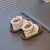 Botas de cuero para niños, botines cortos para niñas, nuevo estilo de invierno, zapatos de cuero cálidos de felpa para niñas, zapatos de algodón antideslizantes de suela suave para niños