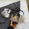 A bolsa de mão super popular deste ano para mulheres, nova 2024, versátil, tendência, bolsa carteiro, senso de alto padrão, bolsa tipo balde com contraste