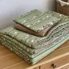 Juego de Verano de Cuatro Piezas con Colcha de Gasa de Doble Capa de Algodón Puro, Amigable con la Piel y Cómoda, de Grado Materno e Infantil, con Cordón Integrado, Núcleo de Colcha Lavable a Máquina