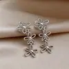Brincos de Clipe com Flor Vazada e Franja Estilo Coreano para Mulheres Sem Orelhas Furadas, Brincos Minimalistas de Nicho com Sensação de Luxo Leve e de Alta Qualidade