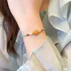 Novo Bracelete de Pérolas Coloridas Redondas para Mulheres, Estilo Retrô, Luxo Leve, Sensação de Alta Qualidade, Joia de Mão Exclusiva com Temperamento Refinado