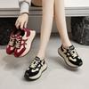 Novos sapatos brancos da primavera de 2025 para estudantes do sexo feminino tênis online populares sapatos casuais femininos versáteis sola grossa couro sapatos de treino alemães para mulheres