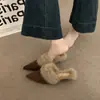 Outono/Inverno 2026 Novo Francês de Alta Qualidade Exquisitos Saltos Altos Chinelos de Pelo Mules Slip-on Femininos Sapatos de Couro