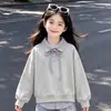Nueva colección de primavera y otoño para niños de tamaño mediano y grande: un elegante conjunto de dos piezas que presenta un top a rayas con cuello y detalles de patchwork, y pantalones vaqueros con estampado de estrellas