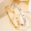 Pulseira de Aço Inoxidável, Pulseira Aberta em Formato de Flor com Diamantes para Mulheres, Luxo Leve e Alto Valor Estético, Pode Ser Usada no Banho, Pulseira de Aço Titânio Que Não Desbota