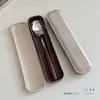 Palillos Coreanos de Madera Maciza y Set de Cuchara Caja de Almacenamiento Portátil Sensación Retro Una Persona Estudiante Trabajador de Oficina Flor de Seda
