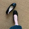 Sapatos de casamento Chuyuji estilo francês, rasos, vermelhos, femininos, novo modelo de verão 2026, sapatilhas prateadas com laço