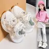 Zapatos Casuales Transpirables de Malla para Niñas 2026 Primavera/Otoño Nuevos Zapatos Deportivos Cómodos de Suela Suave para Niños Zapatos para Correr de Moda