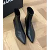 Primer encuentro: Botines versátiles, elegantes y que estilizan la figura para mujer, con un estilo retro británico, diseño cómodo en la punta y perfectos para figuras petite.