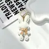 Nuevo lindo personaje de dibujos animados exquisita niña conejita charm para bolso colgante llavero cadena colgante versátil en stock para venta al por mayor