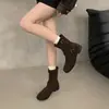 Botines retro de ante con punta dividida, estilo coreano, de tacón bajo, versátiles para el trabajo y el uso diario, botines cortos de moda para mujer, corte ajustado, color nude