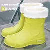 Nuevos zapatos impermeables para mujer, botas de lluvia de tubo alto antideslizantes para estudiantes, moda coreana, botas de agua de tubo largo, calzado de goma de uso exterior, botas de lluvia combinables