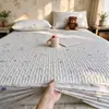 2026 Nueva Clase A Sábana Bajera de Primavera Otoño Invierno Algodón Esponjoso Doble Capa Gasa Algodón Acolchado Sábana Bajera Acolchada Juego de Tres Piezas Ropa de Cama de Algodón Esponjoso