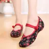 Grulla Blanca de Almohada 2026 Modelo Nuevo Tacón de Cuña Estilo Floral Étnico Zapatos de Baile Bordados con Aumento Interno de Altura para Madres y Mujeres