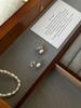 Aretes de botón retro franceses de perla gris, lujo ligero, exquisitos, nicho, de alta gama, aretes de nudo, nuevos aretes de aguja de plata