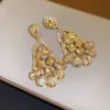 Brincos de agulha de prata com pingente oco de gota d'água e flor cravejados de diamantes, brincos estilo corte vintage, brincos de nicho modernos e únicos